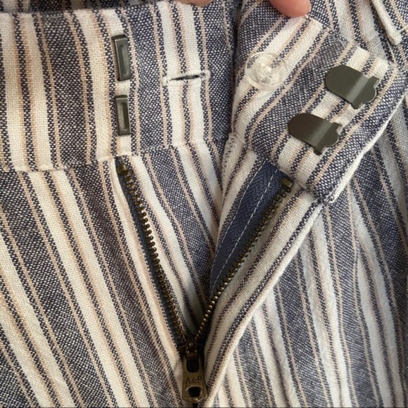 A&F Linen-Blend Pleaded Wide Ultra High Rise Pant - Picture 6 of 8